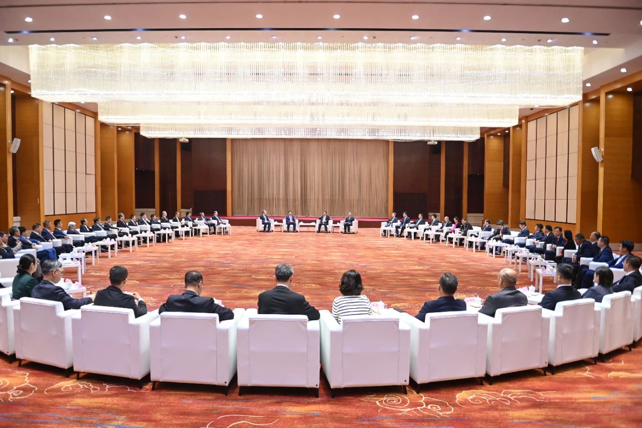 郝鵬李樂成會見出席第五屆中國遼寧國際投資貿(mào)易洽談會的 國家部委、地方領(lǐng)導(dǎo)以及中央企業(yè)、金融機(jī)構(gòu)和民營企業(yè)代表